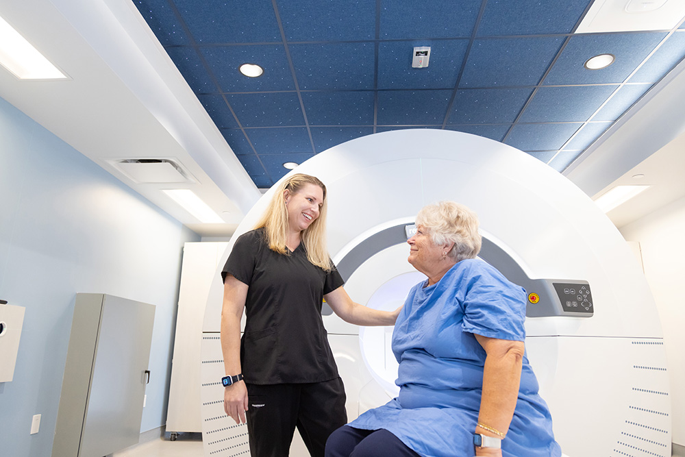 A radiation therapist and a cancer patient at Keck Medicine of USC – Newport Beach Radiation Oncology and Imaging.
